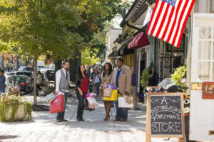 Visitatori fanno shopping lungo una strada alberata ad Haddonfield, South Jersey; Crediti: Visit South Jersey