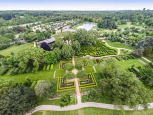 Vista aerea del labirinto del Morton Arboretum e dello spazio verde circostante a DuPage, Illinois