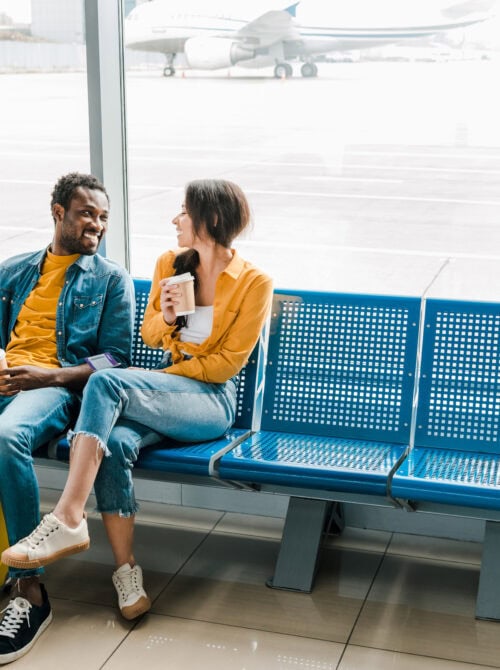 Una pareja esperando un vuelo.
