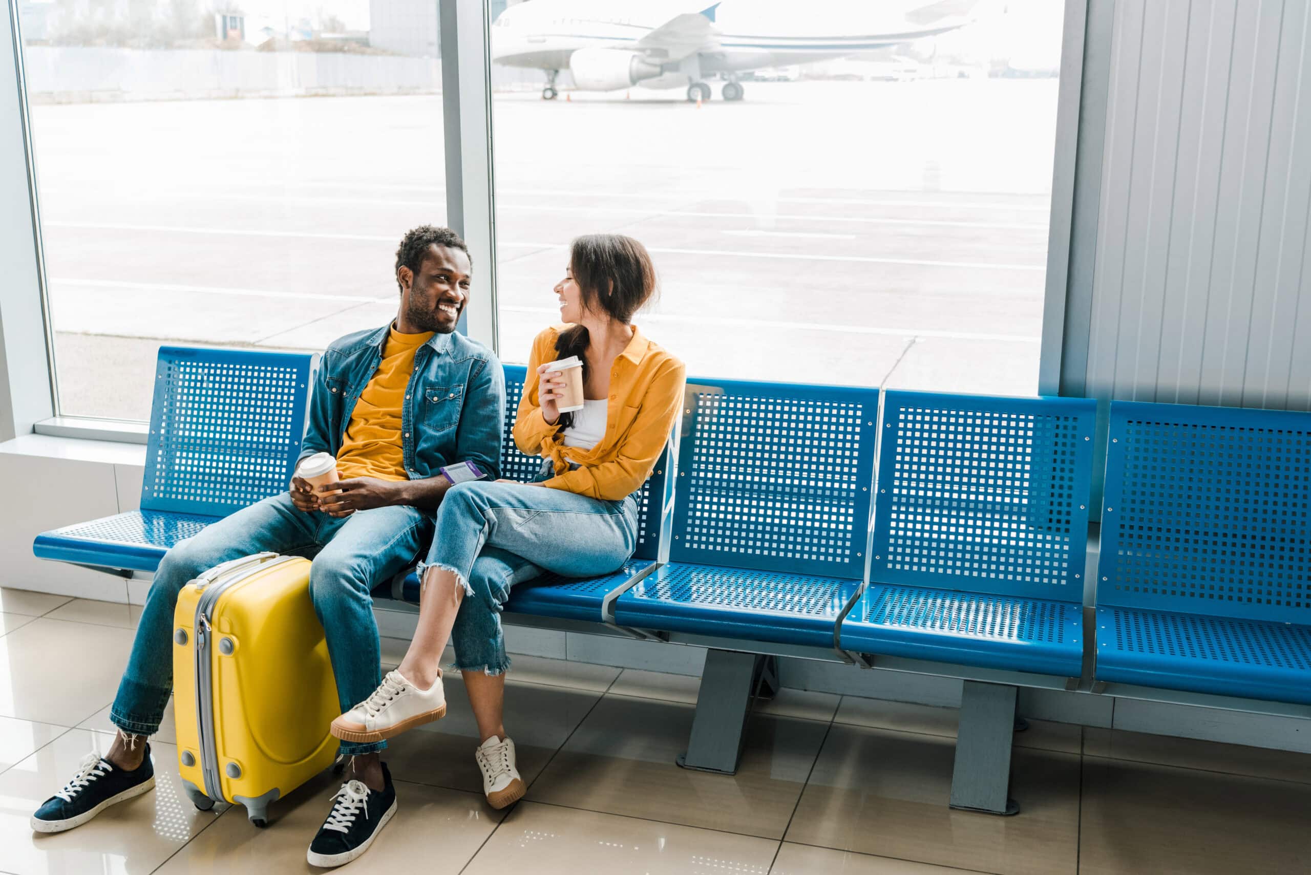Una pareja esperando un vuelo.