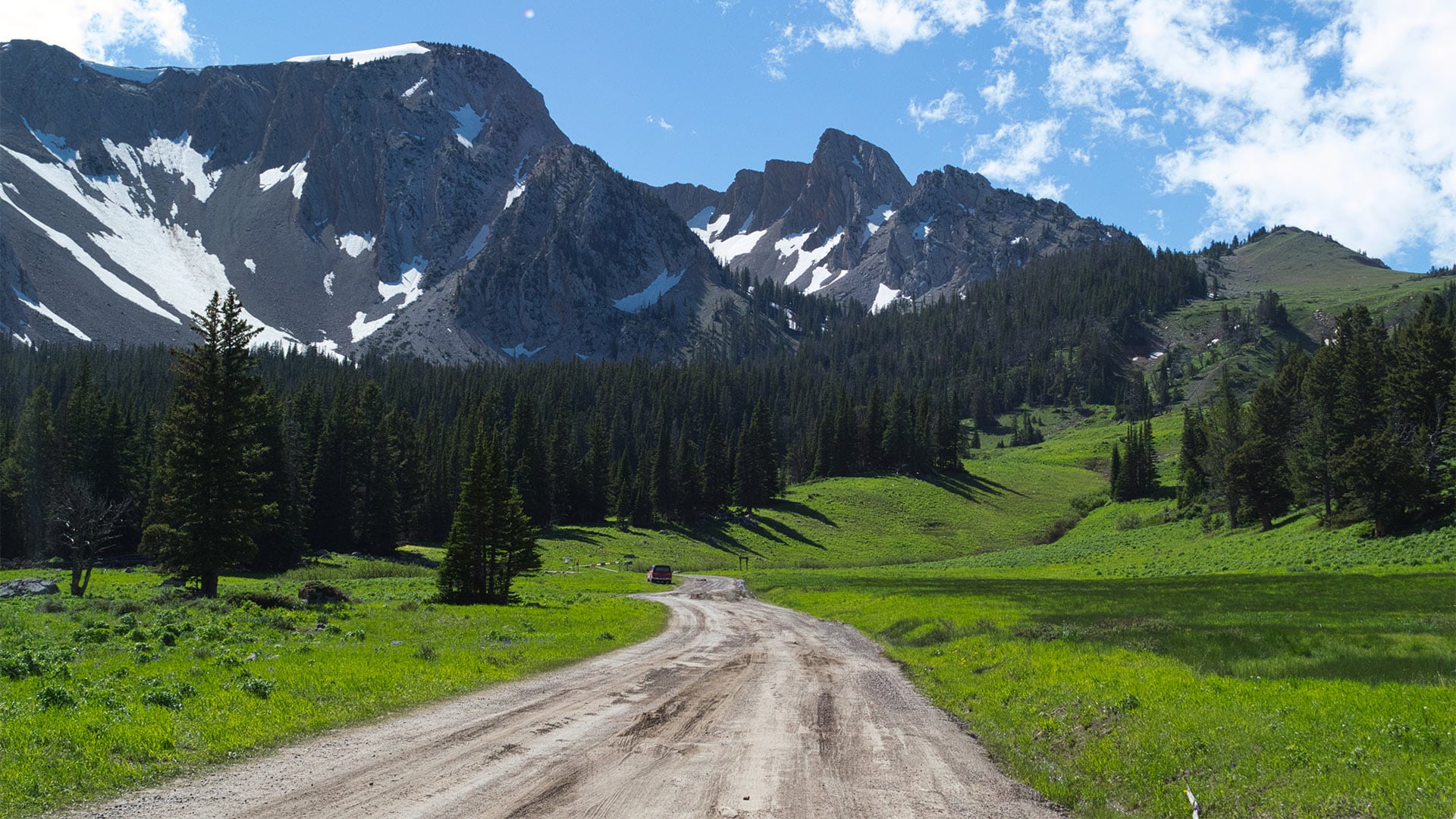 Une route à travers les montagnes Bridger, près de Bozeman, Montana