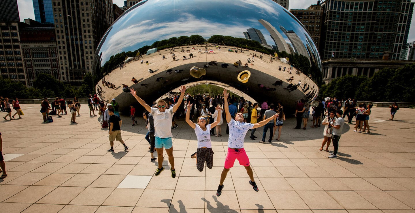 Posant devant Cloud Gate au Millennium Park à Chicago, Illinois