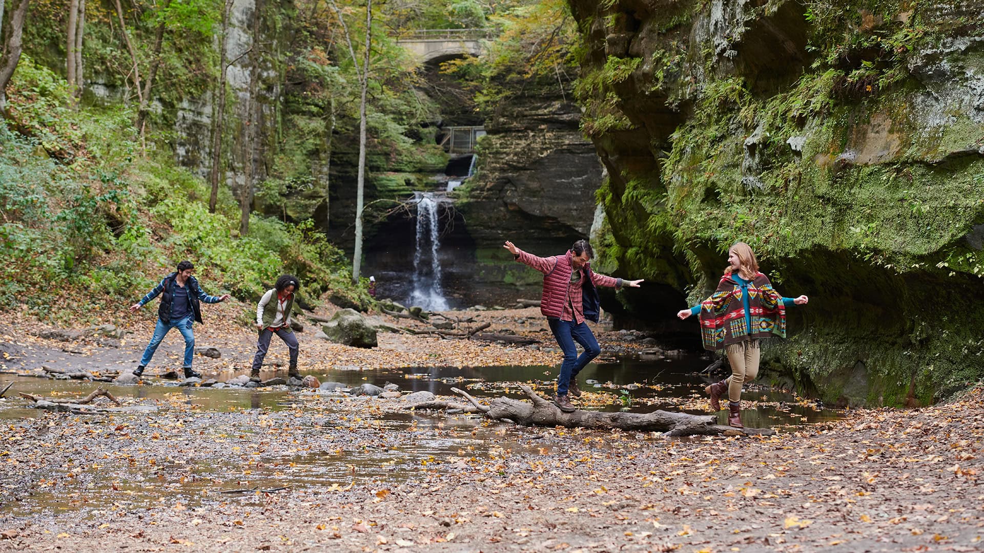Explorer un canyon de grès au parc d'État de Starved Rock en Illinois