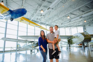 Una familia en el Museo Silent Wings en Lubbock, Texas