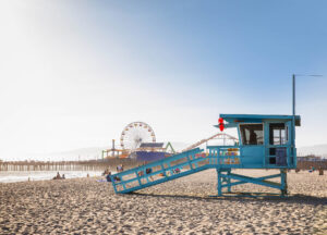 Una postazione da bagnino sulla spiaggia di Santa Monica, California
