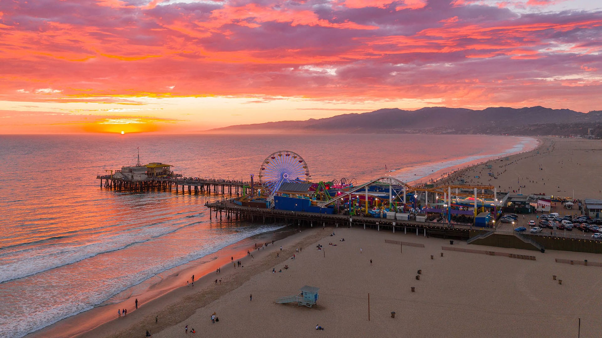 Atardecer en el Muelle de Santa Mónica en Santa Mónica, California