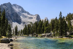 Riflesso del lago nel Kings Canyon National Park, vicino a Visalia, California