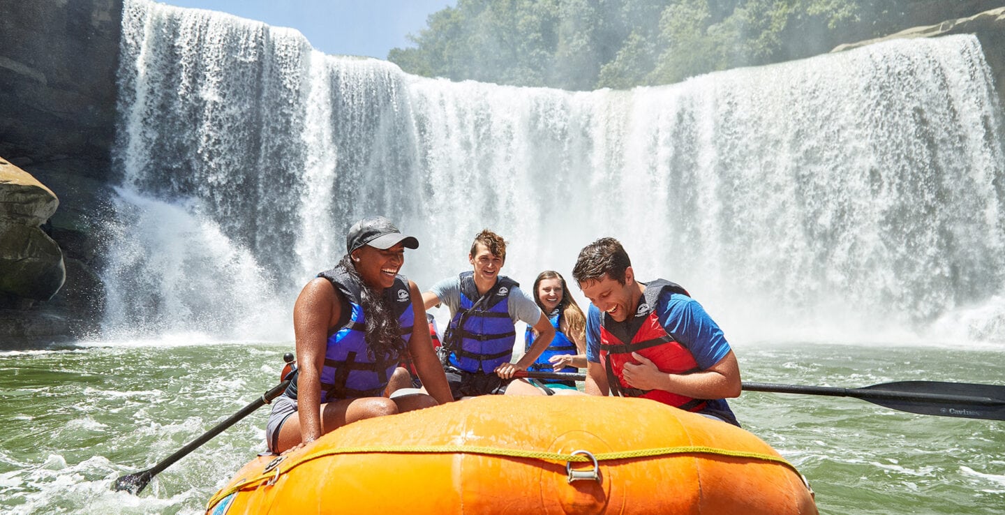 Practicando rafting en el parque estatal Cumberland Falls State Resort Park en Kentucky