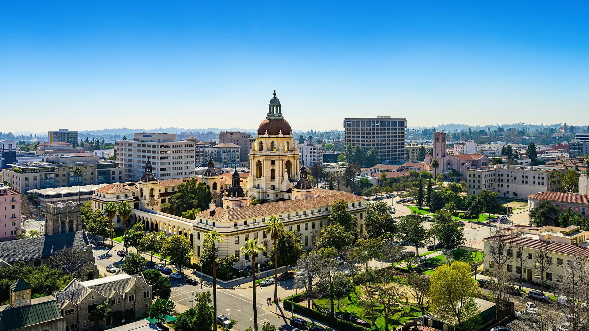 Vista aerea soleggiata e limpida del municipio di Pasadena e degli edifici circostanti a Pasadena, California; Credit: Jamie Pham per Visit Pasadena