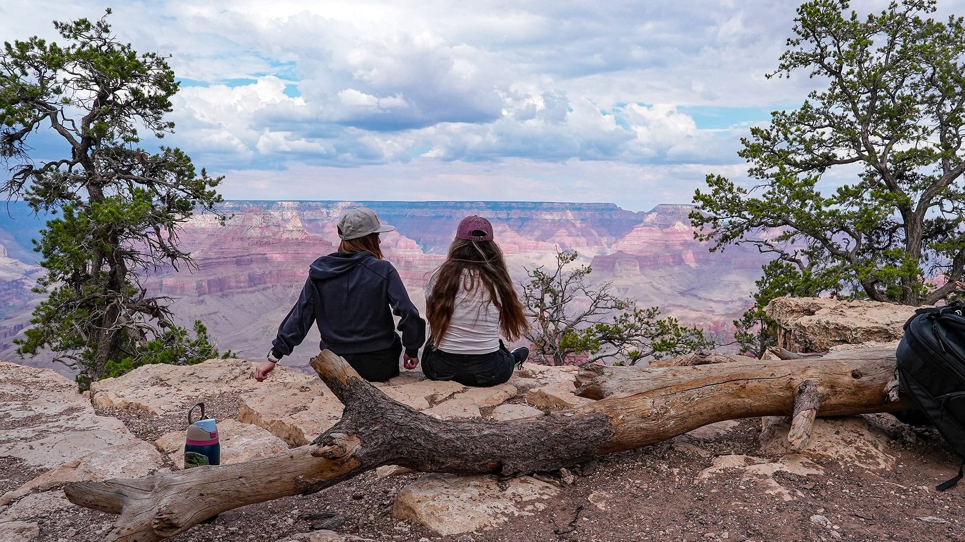 Randonneurs surplombant le Grand Canyon en Arizona ; Crédit : Dan Shewmaker
