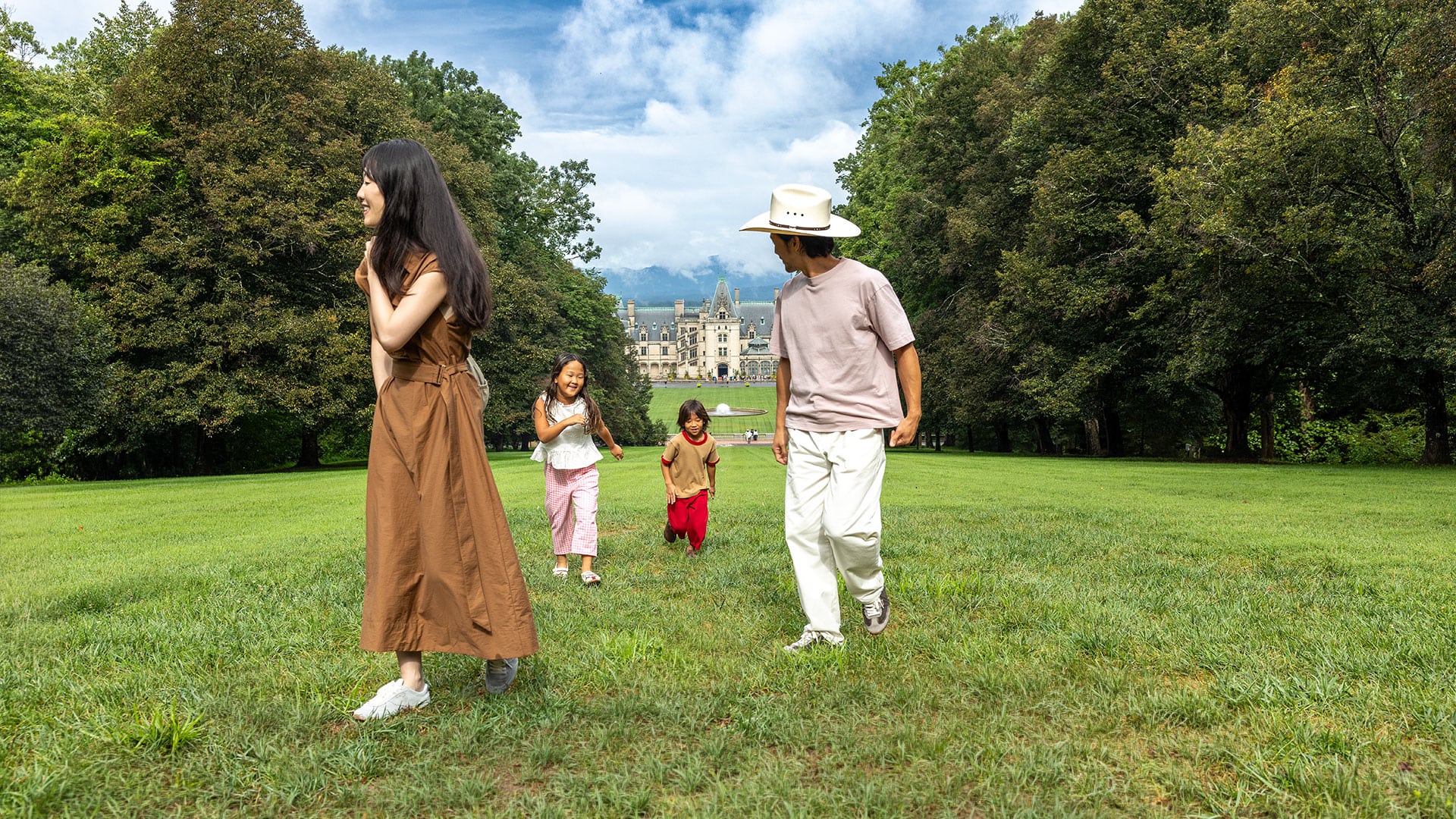 Eine Familie erkundet das Gelände des Biltmore in Asheville. North Carolina
