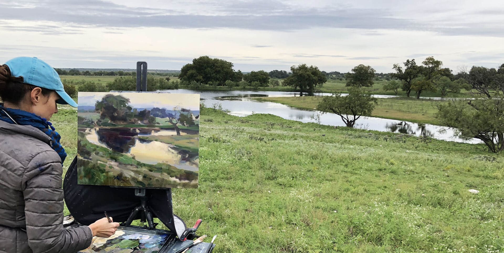 テキサス州サン・アンジェロで開催された「EnPleinAirTEXAS」で風景画を描くアーティスト